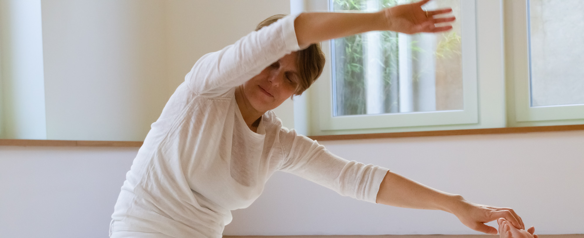 Raum für Yoga Iserbrook, Yogaübung im Yogaraum im Licht Raum für Yoga Iserbrook, Yogaübung im Yogaraum, bewegt, im Licht