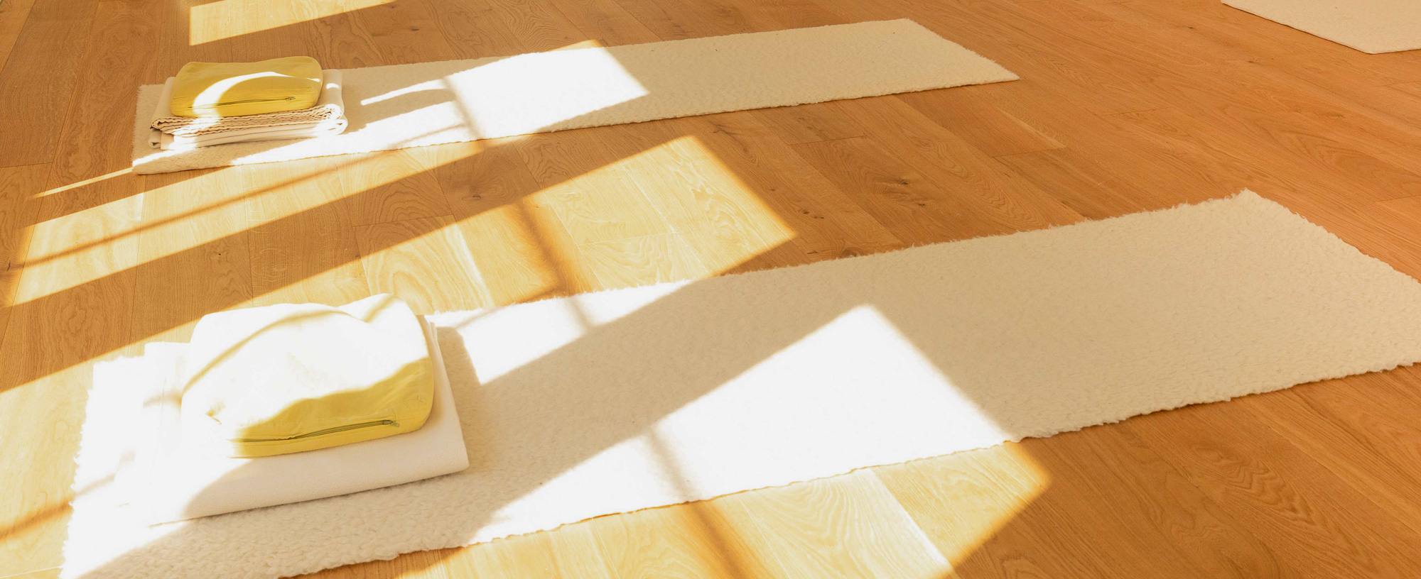 Raum für Yoga Iserbrook, Sonne scheint auf zwei Yogamatten, Detail 2 Raum für Yoga Iserbrook, Sonne scheint auf zwei Yogamatten im Yogaraum, Detail 2