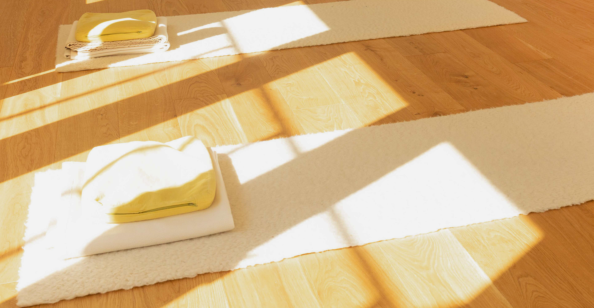 Raum für Yoga Iserbrook, Sonne scheint auf zwei Yogamatten, Detail 1 Raum für Yoga Iserbrook, Sonne scheint auf zwei Yogamatten im Yogaraum, Detail 1