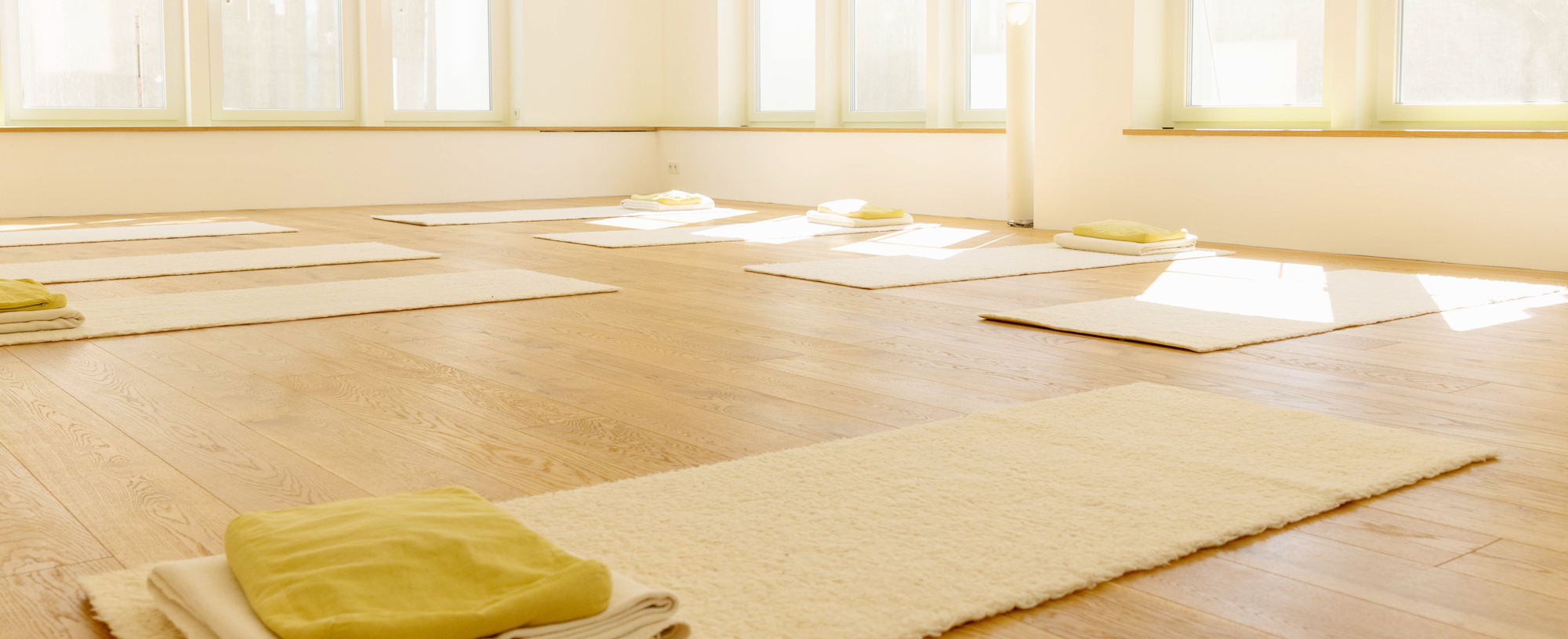 Raum für Yoga Iserbrook, Yogamatten im Yogaraum im Sonnenlicht, Detail 1