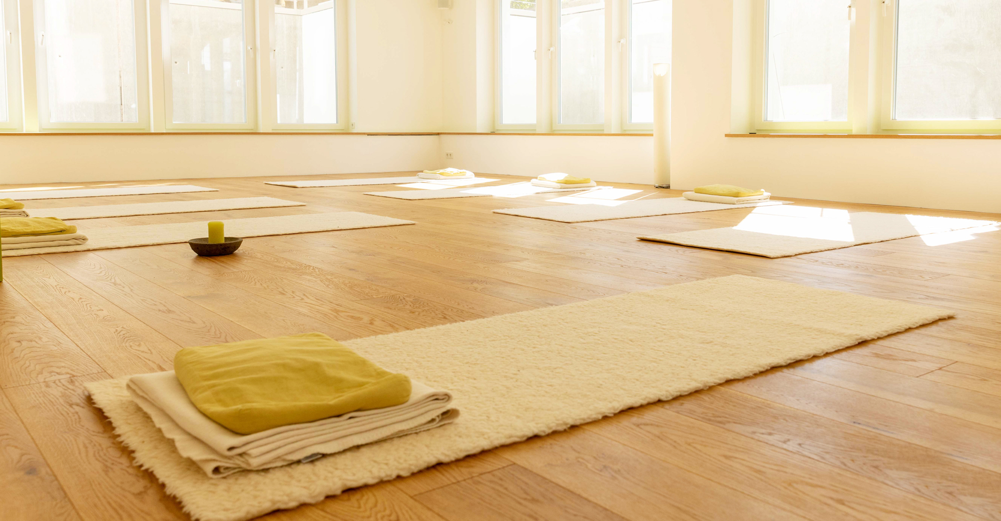 Raum für Yoga Iserbrook, Yogamatten im Yogaraum, Detail 2 Raum für Yoga Iserbrook, Yogamatten im Yogaraum im Sonnenlicht, Detail 2