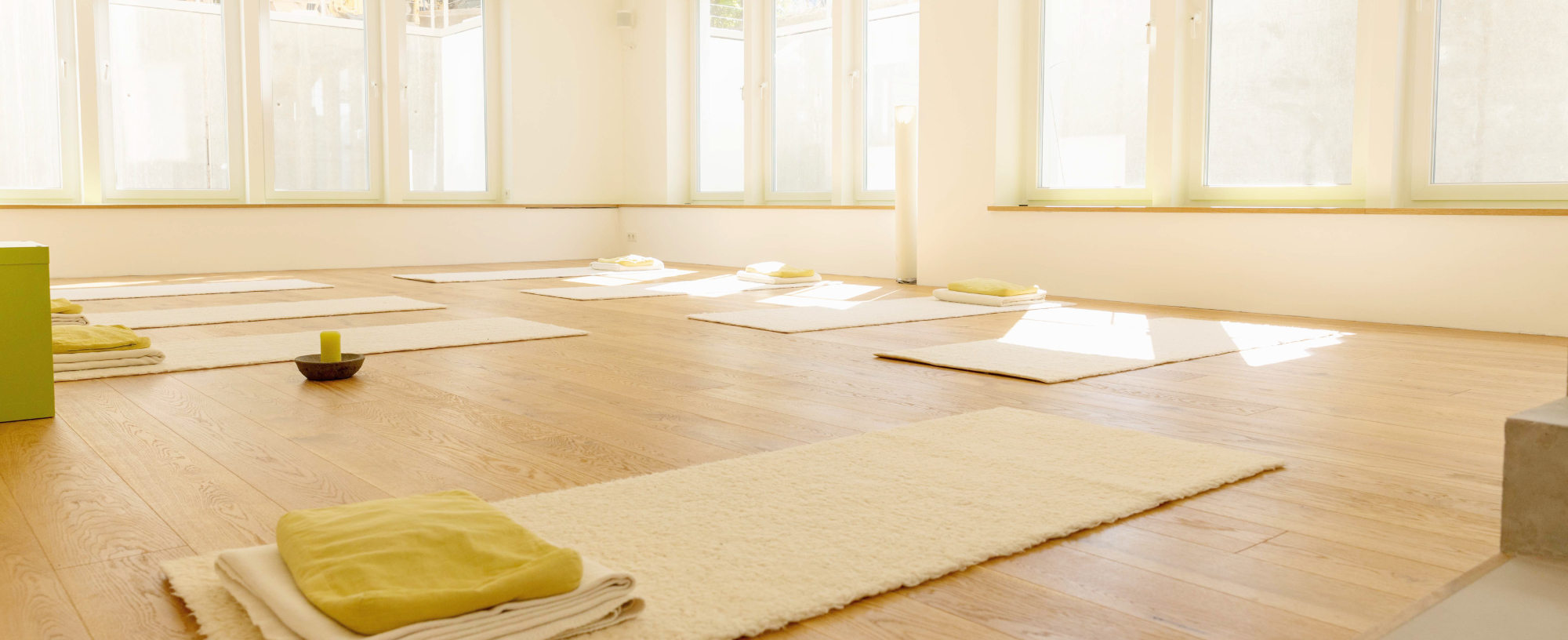 Raum für Yoga Iserbrook, Yogamatten im Yogaraum im Sonnenlicht, Detail 3