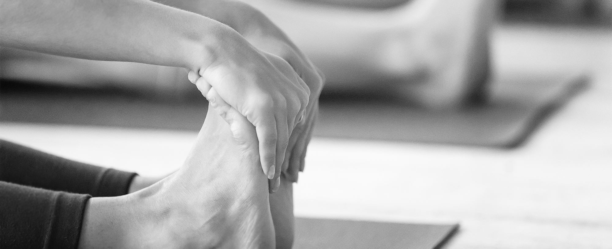 Raum für Yoga Iserbrook, Yoga Detail, Hände greifen auf die Zehen